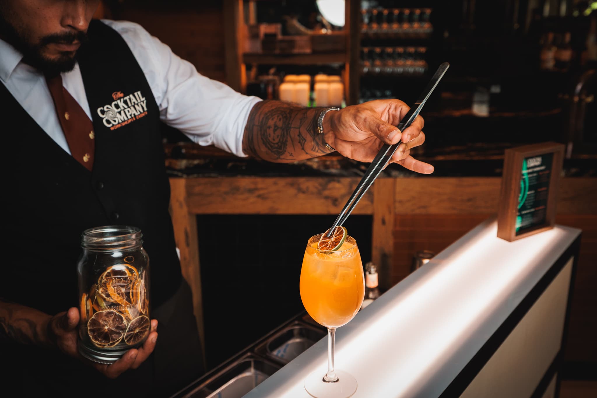 Een cocktail die geserveerd wordt op een bruiloft