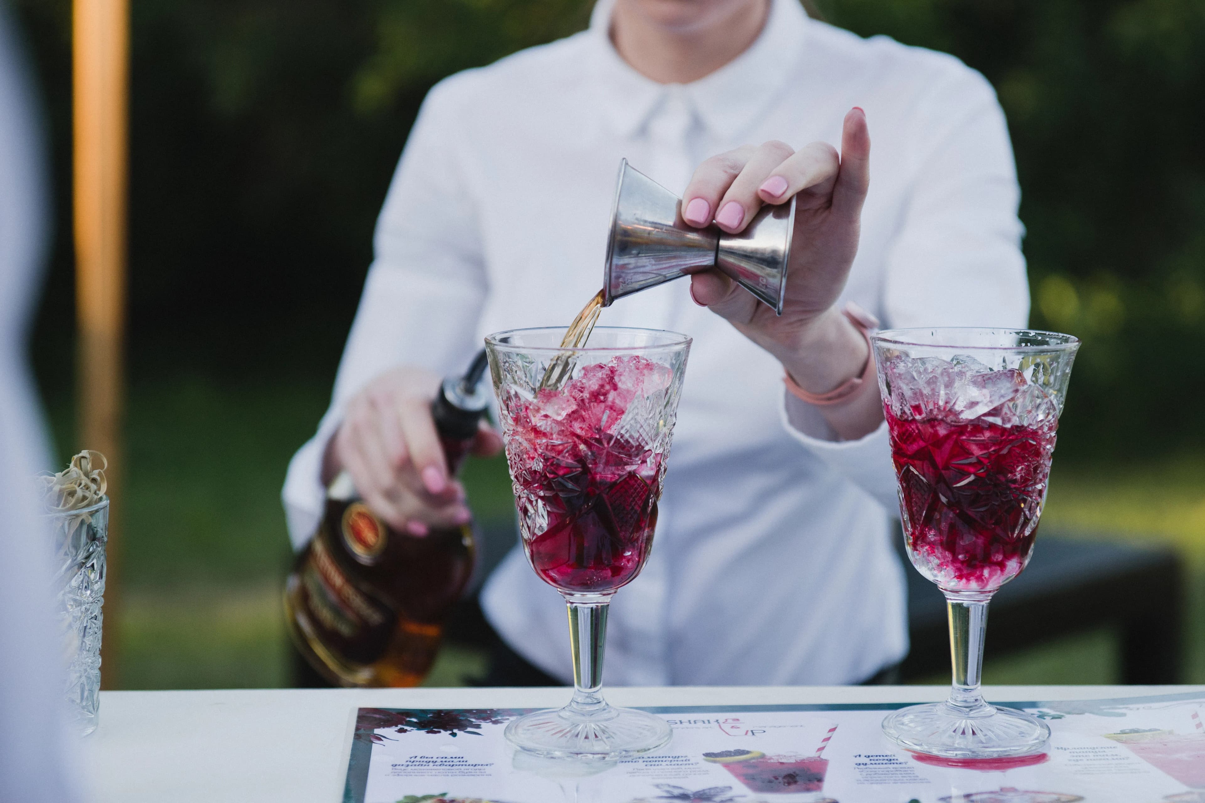 cocktail shaker maakt een cocktail bij een een bruiloft